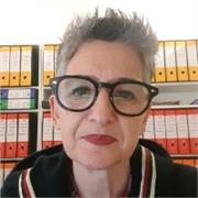 Insegnante di matematica e scienze a studenti di scuola secondaria di I e II grado